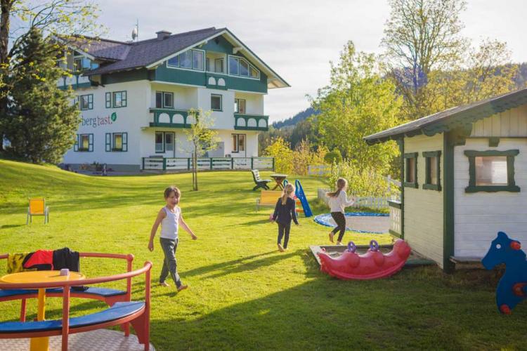 Kinder spielen in Ramsau am Dachstein vor Zimmervermietung